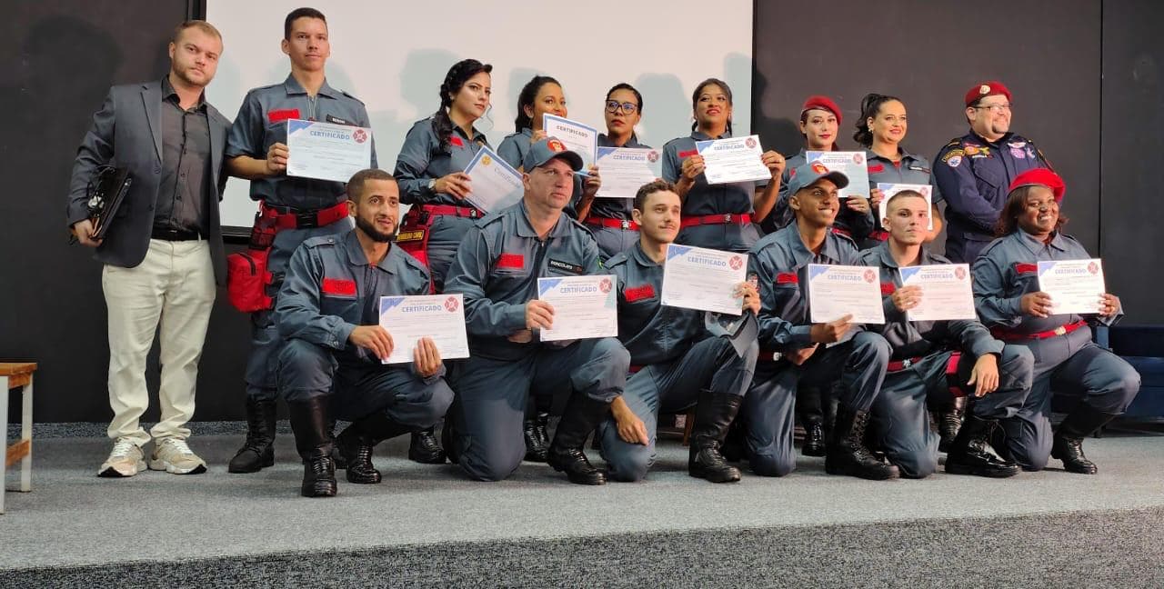 Turma recebendo certificado